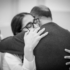 Da risate a dramma: quando il teatro si fa comico e il comico si fa realtà