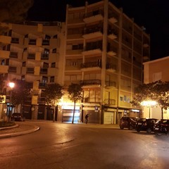 Un'Andria deserta e malinconica ascolta il discorso di Giuseppe Conte
