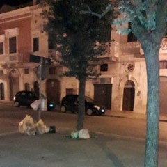 cumuli di rifiuti su via Annunziata