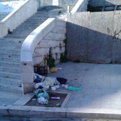 Discarica a cielo aperto ai piedi del Santuario della Madonna del Carmine