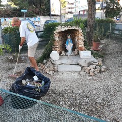 la cura dei giardinetti di piazzale Giuseppe Colasanto