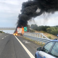 Tratto Andria-Canosa di Puglia dell'A/14 bloccato a causa di un tir in fiamme