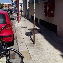 Pericolo di cadute per i marciapiedi sconnessi in via Bovio