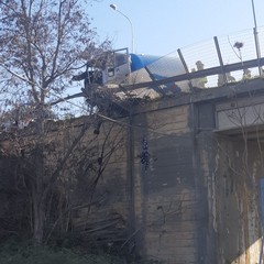 Tragedia sfiorata sull'Andria Corato: camion sfonda guard rail