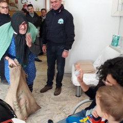 La Befana arriva in...Vesta a portare dolci e giocattoli ai piccoli pazienti del "L. Bonomo"