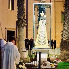 In piazza Cappuccini svetta la statua di una madonna nera, è la Madonna di Loreto