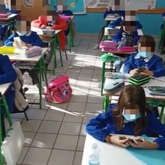 studenti a scuola con i propri dispositivi informatici