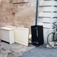Nuovi cumuli di rifiuti in centro città