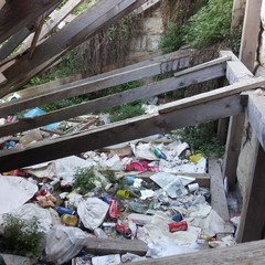 Via San Vito, cumulo di rifiuti ai piedi dei luoghi sacri