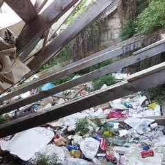 Via San Vito, cumulo di rifiuti ai piedi dei luoghi sacri