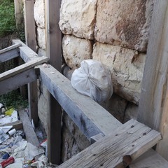 Via San Vito, cumulo di rifiuti ai piedi dei luoghi sacri