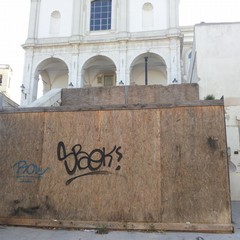 Via San Vito, cumulo di rifiuti ai piedi dei luoghi sacri