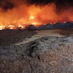 Due grossi incendi nella notte a Trani: odore acre di bruciato arriva alla periferia di Andria
