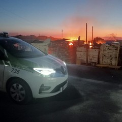 Due grossi incendi nella notte a Trani: odore acre di bruciato arriva alla periferia di Andria