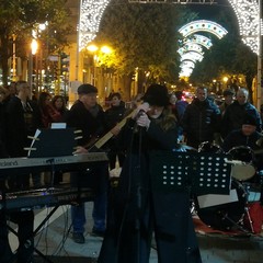 Musica natalizia e live band in viale Crispi