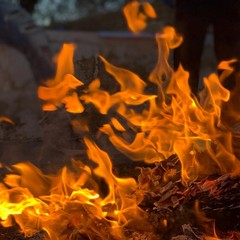 Il tradizionale fuoco ha accolto all'alba i fedeli per la festa di Santa Lucia