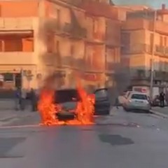 Incendio di una autovettura in via Indipendenza, arrivano i Vigili del fuoco