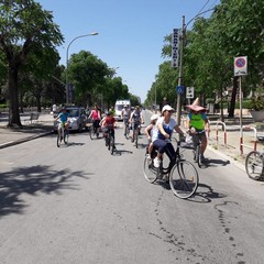 biciclettata attraversa il quartiere della SS. Trinità