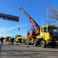 camion sfonda guard rail e rimane in bilico sulla scarpata