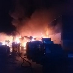 l'inferno di fuoco del capannone di via Barletta
