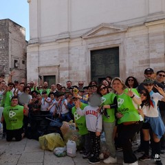 Volontari 3place impegnati nella raccolta rifiuti nel quartiere di San Nicola Andria