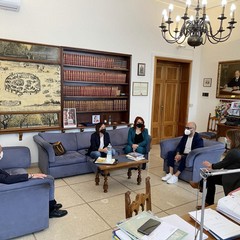 L’assessora al Welfare Barone assieme alla capogruppo del M5S Di Bari