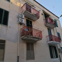 Piovono calcinacci da due balconi di via Bruno Buozzi