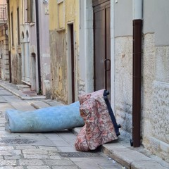 Un divano ed un materasso abbandonati da una settimana in via San Mauro