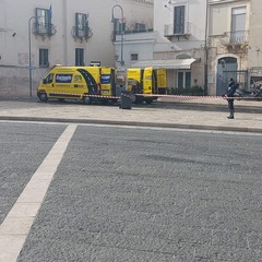 Furgone perde olio in piazza Catuma e ciclista cade fratturandosi un braccio