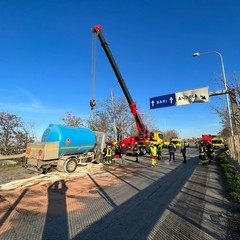 camion sfonda guard rail e rimane in bilico sulla scarpata