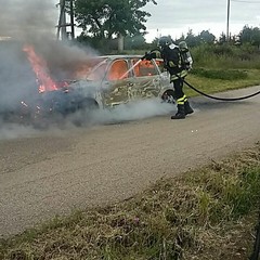 Prende fuoco autovettura: illeso un uomo che si trovava alla guida