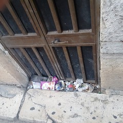Nuovi cumuli di rifiuti in centro città