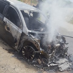 Autovettura prende fuoco nei pressi di via Bisceglie