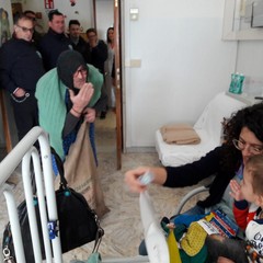 La Befana arriva in...Vesta a portare dolci e giocattoli ai piccoli pazienti del "L. Bonomo"
