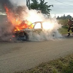 Prende fuoco autovettura: illeso un uomo che si trovava alla guida