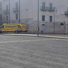 Furgone perde olio in piazza Catuma e ciclista cade fratturandosi un braccio