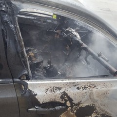 Autovettura prende fuoco nei pressi di via Bisceglie