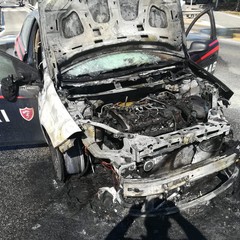 Auto dei carabinieri prende fuoco per corto circuito