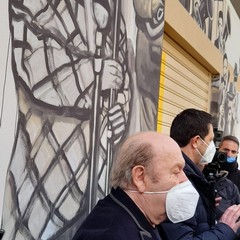 In un murales il tributo a Lino Banfi, che ricorda la sua emigrazione familiare da Andria