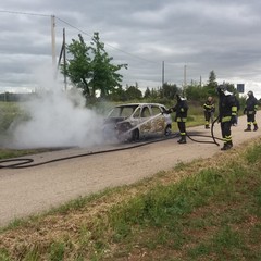 Prende fuoco autovettura: illeso un uomo che si trovava alla guida