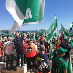 sit-in degli operatori sanitari a Bari