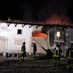 Vasto incendio in una villa antica in contrada Cappuccini Fratta