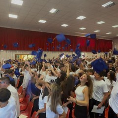 Emozioni, sorrisi e nuovi inizi: ieri la cerimonia di consegna dei diplomi all’istituto “Cafaro”