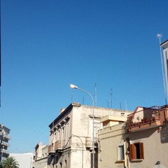 luci stradali sempre accese, giorno e notte, in via Santa Maria dei Miracoli