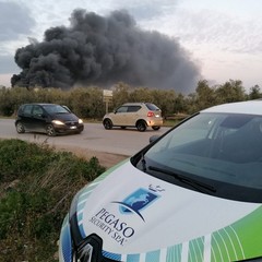 grosso incendio su via Trani, nei pressi della strada tangenziale