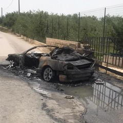 auto andata completamente distrutta: intervento della Polizia Locale e VV.F.