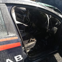 Auto dei carabinieri prende fuoco per corto circuito