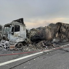 Tratto Andria-Canosa di Puglia dell'A/14 bloccato a causa di un tir in fiamme