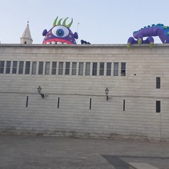 Piovra gigante con tentacoli al Festival Internazionale "Castel dei Mondi"