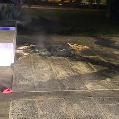 incendio bidone all'interno della villa comunale